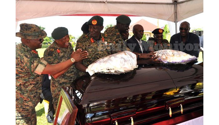 Uganda : Generale yabwiye Generale mugenzi ngo bave muri Politiki bigire guhinga no korora