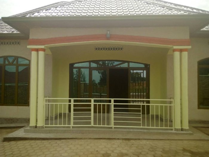 Inzu nziza cyane igurishwa ku giciro cyo hasi