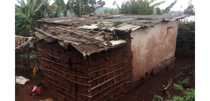 Rusizi&nbsp;: Baratabariza umugore  umaze amezi 10 yaraburiye irengero umugabo we, Inzu igiye kumugwaho 