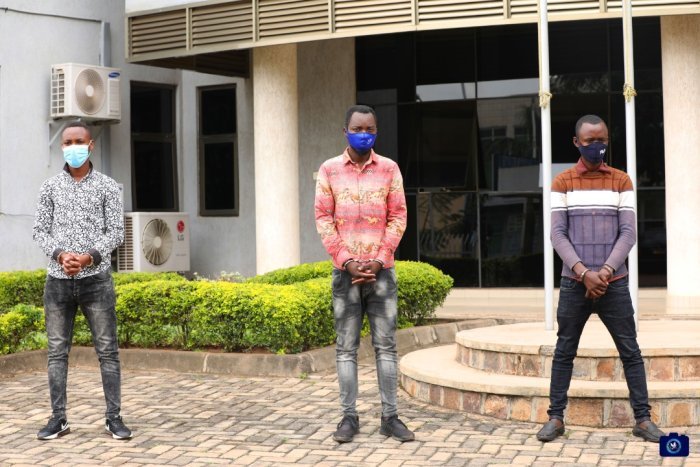 Kigali&nbsp;: Polisi yerekanye batatu bakekwaho guha abantu impushya mpimbano zo kujya mu Ntara