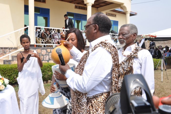Umupfumu Rutangarwamaboko yasabye aranakwa, mu bukwe butarimo abageni - Amafoto