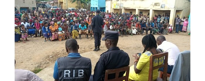 Abaturage bambuye umukozi wa RIB imbunda   hakorwa inama ikitaraganya 