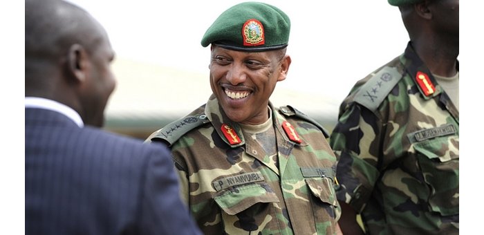 Sobanukirwa ibijyanye n’ibirango by’amapeti y’igisirikare cy’u Rwanda, ibyiciro byayo n’uko arutana