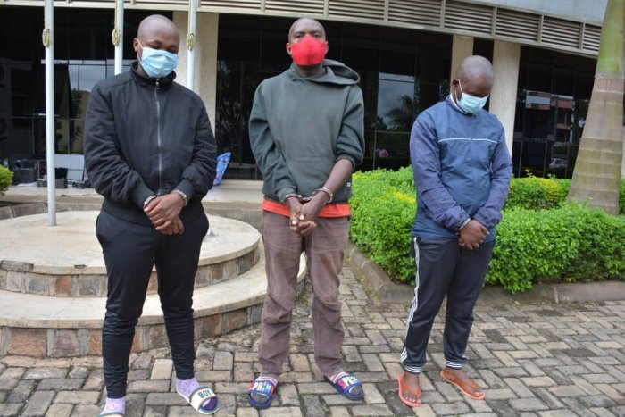 RIB yerekanye abagabo batatu bafatanywe ibikoresho by’ibyibano birimo mudasobwa na Camera