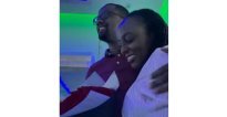 Akanyamuneza ka Sandrine Isheja watunguwe n’umugabo we muri Studio amuzaniye indabo