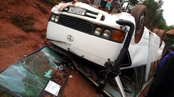 Gisagara&nbsp;: Imodoka ya Coaster y’abari bavuye mu bukwe yakoze impanuka