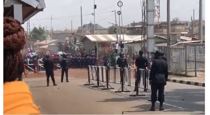 VIDEO : Abanye-Congo bateye  Abapolisi  b’u Rwanda  amabuye ,Abanyarwanda bari i Goma  bashobora kwicwa
