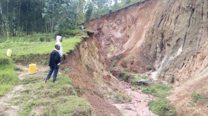 Amazi ava mu nkambi ya Kigeme abangamiye abatuye munsi yayo