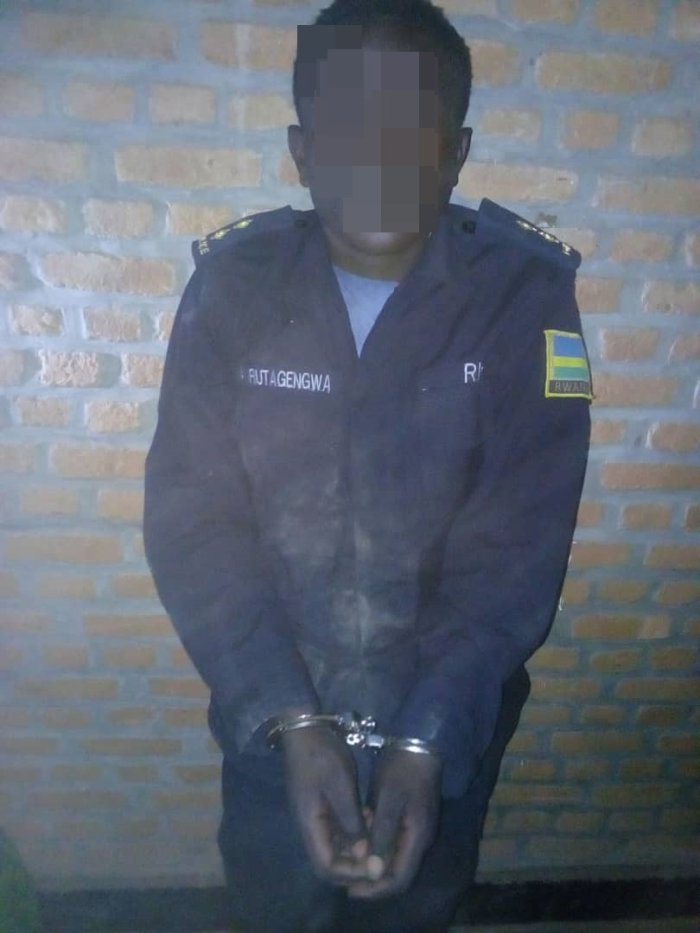 Kirehe : Yafashwe yambaye imyenda ya Polisi iriho n’amapeti