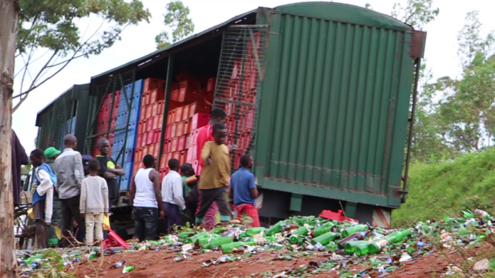 Huye&nbsp;: Imodoka ya Bralirwa yakoze impanuka abaturage barwanira inzoga bakomeretsa mugenzi wabo [AMAFOTO]