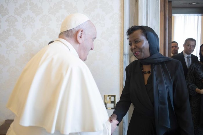 Papa Francis yaganiriye na Louise Mushikiwabo 