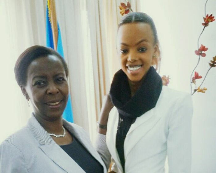 Miss Mutesi Jolly yakabije inzozi, yakirwa mu biro bya Minisitiri Louise Mushikiwabo