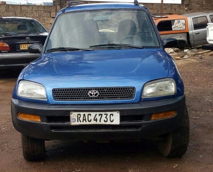 TOYOTA RAV4 Automatic igurishwa kuri 3,900,000RWF (Negociable)