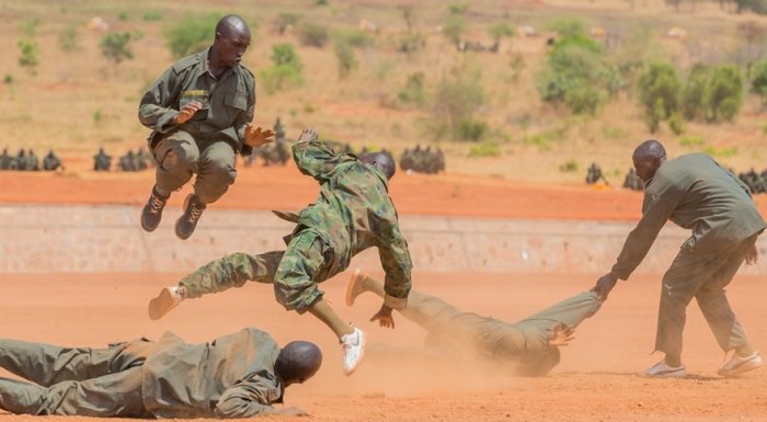 AMAFOTO&nbsp;: No mu murwano njyarugamba ntawubahiga…RDF izwiho gutsinsura inyeshyamba yungutse abasirikare bashya