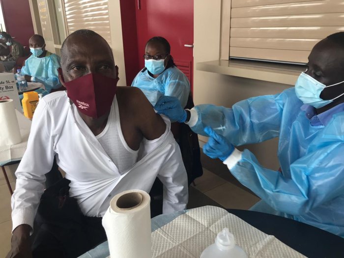 COVID-19&nbsp;: Abahawe urukingo rwa Pfizer aba mbere bahawe urwa kabiri