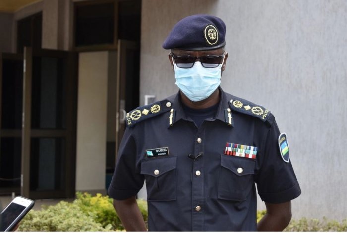 Abakora ibyaha baziko Polisi ihugiye mu kugenzura amabwiriza ya COVID19 baribeshya cyane- CP Kabera 