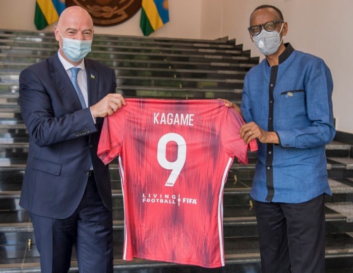 Perezida Kagame yakiriye Infatino amuha impano zirimo ‘T-Shirt’ ya No 9 (AMAFOTO)
