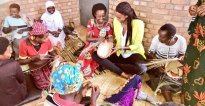 Ange Kagame yasuye abagore baboha, aricara afatanya nabo kuboha agaseke