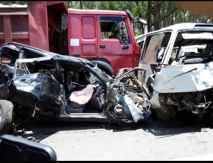 Kamonyi&nbsp;: Impanuka ikanganye y’imodoka eshatu zirimo Howo zagonganye yahitanye benshi