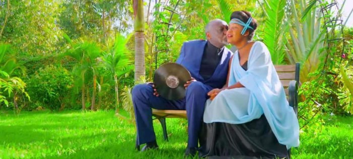 Ifoto y’umunsi&nbsp;: Hon Tito Rutaremara ari gusoma Clarisse Karasira