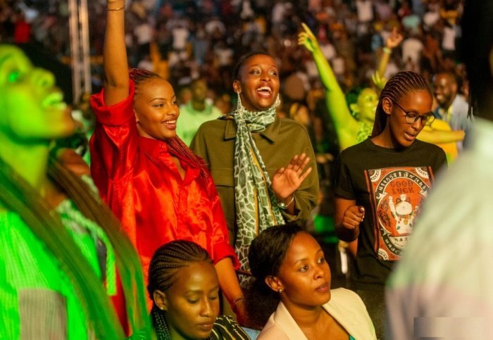 AMAFOTO&nbsp;: Ubwiza bw’Abanyarwandakazi, ibyishimo bidasanzwe,…-Ibyaranze igitaramo cy’amateka cya Bruce Melodie