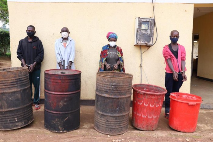 Huye&nbsp;: Polisi yafashe abantu 7 barimo umugore benga inzoga zitemewe za Muriture