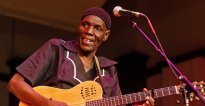 Dr .Oliver Mtukudzi wari uherutse gutaramira Abanya Kigali bagataha baseta ibirenge yapfuye 