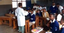 Abarimu bagejeje igihe cyo kwikingiza urwa gatatu basabwe kwikingiza mbere y’uko igihembwe gitangira