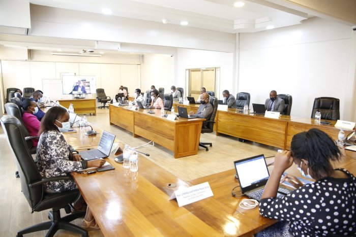 Abadepite bumijwe no kuba HEC yarahaye buruse abanyeshuri ba baringa barimo n’uwapfuye