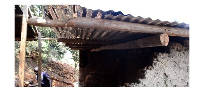 Kigali&nbsp;: Enjeniyeri w’Umurenge  yakijijwe n’amaguru  nyuma yo kwirukankanwa  n’abaturage  bamushinja kubaka ruswa akagaruka kubasenyera