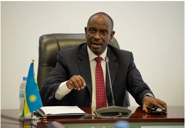 Minisitiri Sezibera yagaye abakwirakwije amakuru y’ ibihuha kuri we