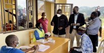 Karongi : Abashishikariza abaturage kutikingiza COVID-19 bibukijwe ko bashobora guhondwa n’inyundo y’amategeko