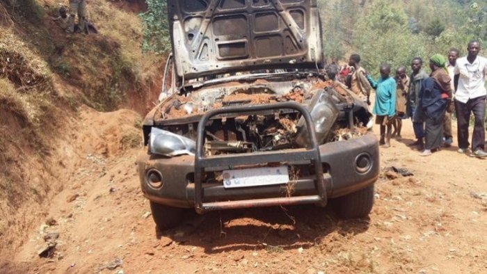 Imodoka yari itwaye umurwayi, umurwaza n’umuganga yahiye irakongoka