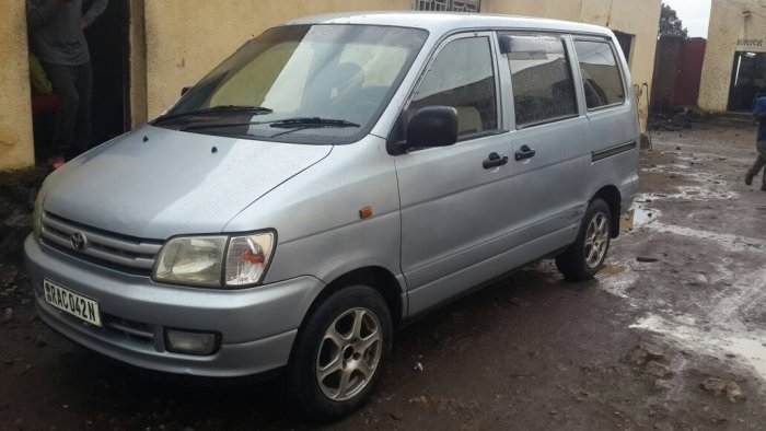 Imodoka nziza ya Toyota NOAH igurishwa ku mafaranga make