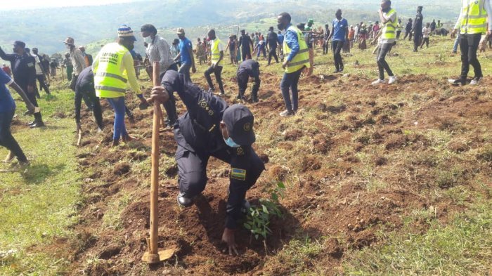 Mu mafoto&nbsp;: Polisi iri kwegereza abaturage ibikorwa by’iterambere no kurengera ibidukikije