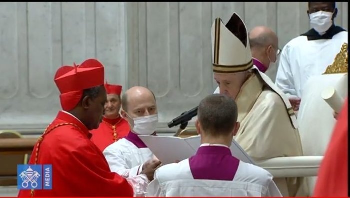 Papa Francis yategetse ko imishahara ya ba Karidinali igabanywaho 10%