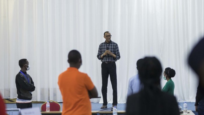 Perezida Kagame yashimye ubwitange bw’abari guhangana na covid-19 mu Rwanda
