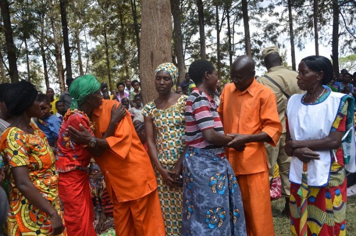 Abagororwa 100 basabye imbabazi mu ruhame abo biciye muri Jenoside bahishura ibyahishwe