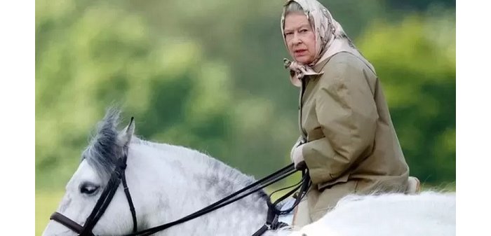 Umwami w’u Bwongereza arimo kugurisha  amafarashi 14 yarazwe na nyina