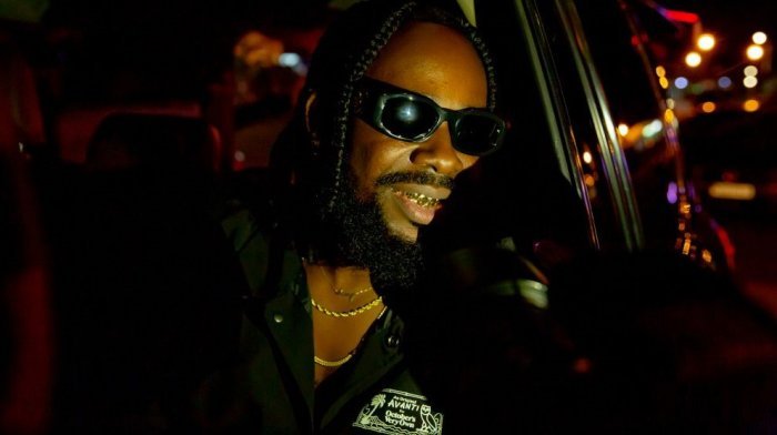 Amenyo ararabagirana kuko yuzuye zahabu…Adekunle Gold yahasesekaye yizeza Abanyakigali igitaramo cy’imbaturamugabo (AMAFOTO)