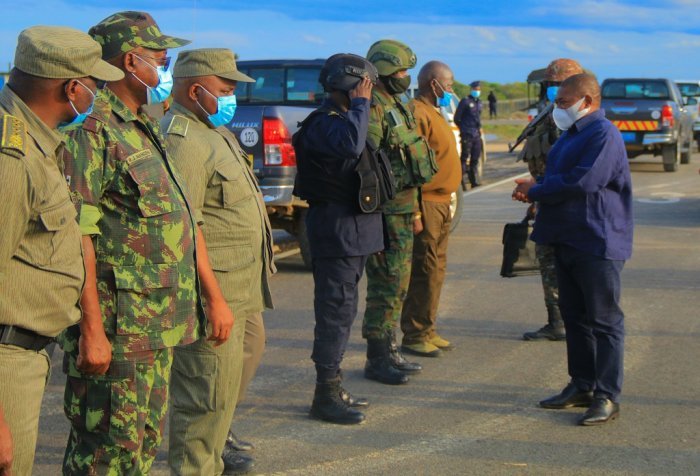 Perezida wa Mozambique yasuye Ingabo z’u Rwanda yongera kuzishimira byimazeyo