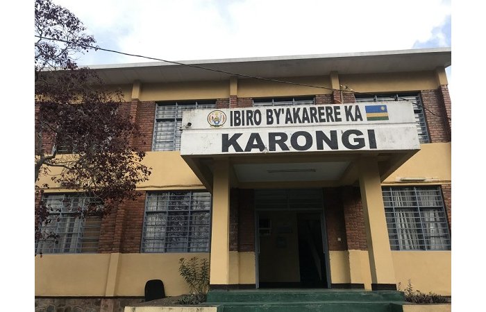 Karongi&nbsp;: Umusore  bivugwa ko abakobwa baroze kwiyahura yimanitse  mu kagozi  karacika , anywa na Aside ntiyapfa