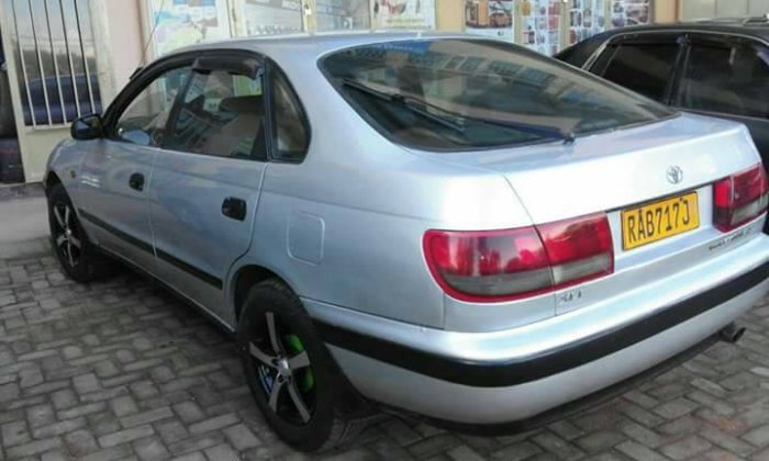 Toyota Carina E igurishwa kuri miliyoni enye (4.000.000 Frw)