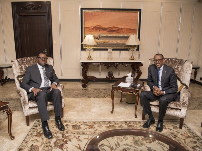 Perezida Kagame yafashe mu mugongo Madamu wa Perezida wa Namibia ku bw’urupfu rw’umugabo we