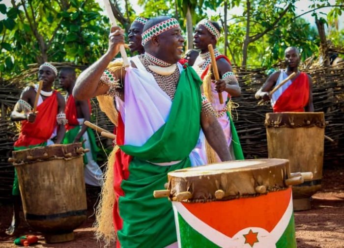 Perezida Ndayishimiye yatunguranye avuza ingoma mu mwambaro w’ababyinnyi (AMAFOTO)