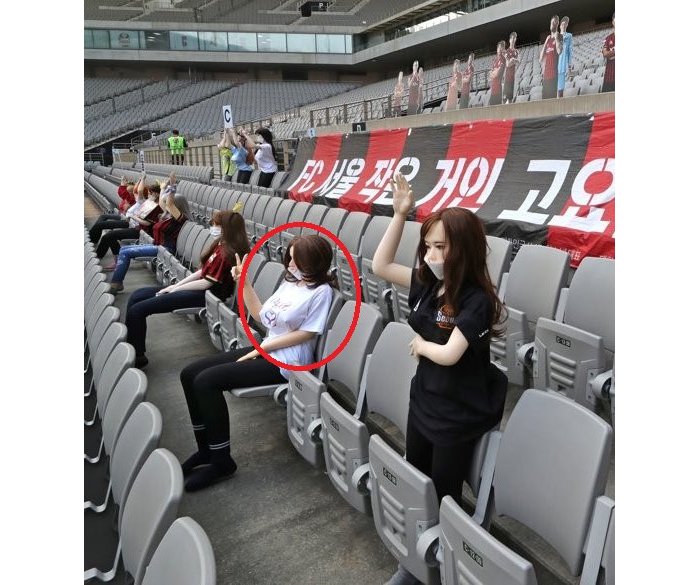 Ibipupe by’abakobwa byicajwe muri sitade byateje urunturuntu [AMAFOTO]