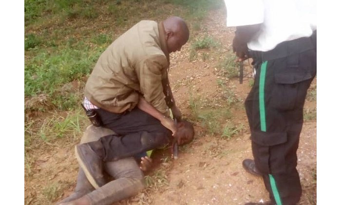 Polisi y’u Rwanda  yataye muri yombi  umugabo wagaragaye anigisha umuturage indembo ahagarikiwe n’ushinzwe umutekano 