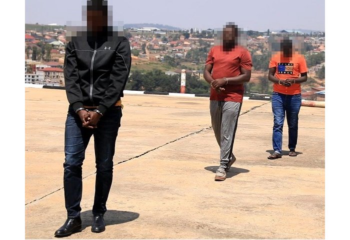 Batatu barimo umukozi wa RRA bafashwe bahererekanya imodoka mu buryo bw’uburiganya