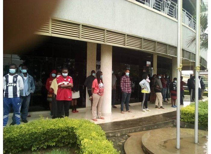 Polisi y’u Rwanda yerekanye abantu 28 bashinjwa kwimurira utubari mu ngo 