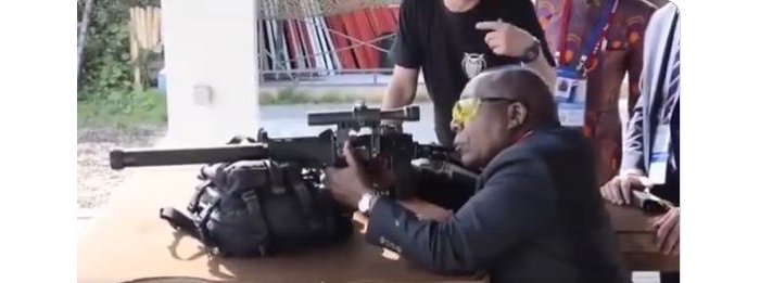 Uruzinduko rwa Antony Blinken i Kinshasa rutumye Congo yitabaza  Uburusiya, Minisitiri Kabanda  yagaragaye  asuzuma imbunda bivugwa ko zihabwa FRDC